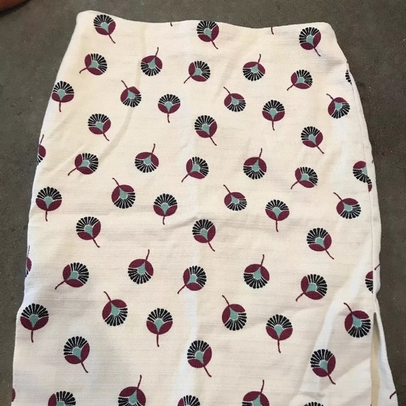 LOFT Dresses & Skirts - Loft pencil skirt size 6 white modern floral print
